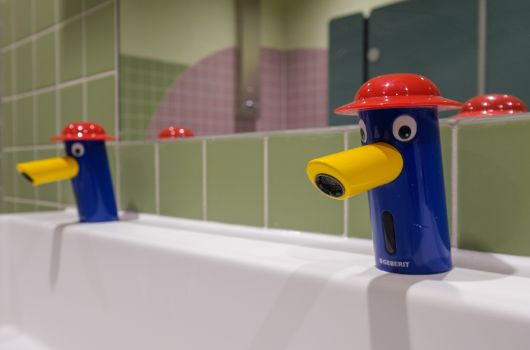 Waschbecken in den Nassräumen - Haus für Kinder