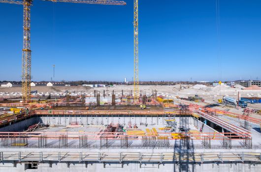 Schwimmbad im Untergeschoss des Gymnasiums