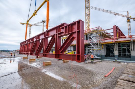 Anheben der gigantischen Stahlkonstruktion