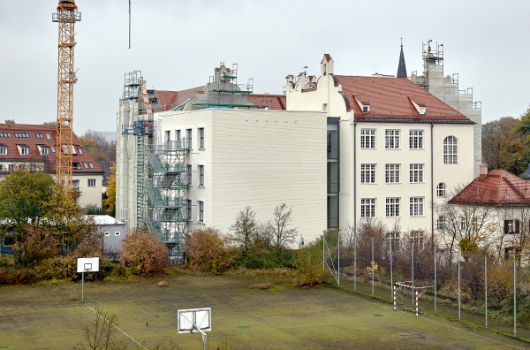 Außenaufnahme von Bestand und Neubau