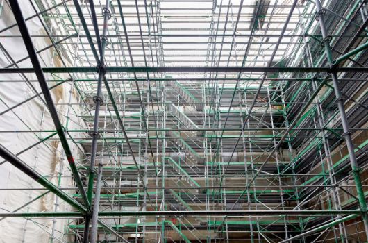 Umlaufendes Gerüst im Innehof