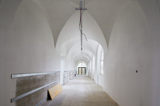 Blick in den Flur mit bauzeitlichen Gewölbedecke