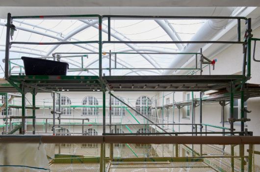 Folienkissendach über dem Innenhof