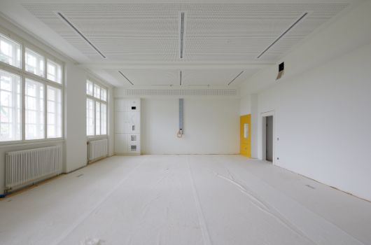 Klassenzimmer mit fertiggestellten Akustikdecken
