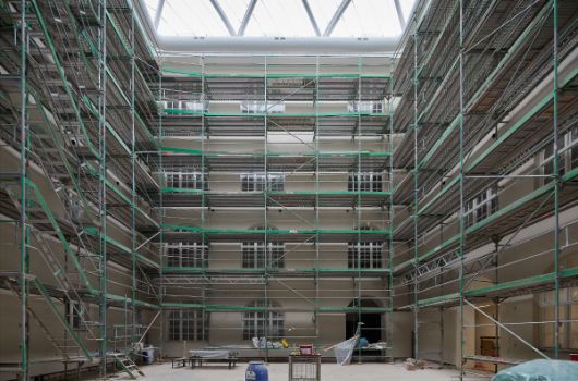 Neuer Innenhof und sanierte bauzeitliche Rundbogenfenster