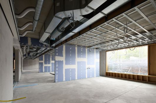 Trockenbauwände mit den montierten Lüftungskanälen