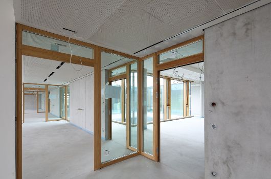 Holz-Glas-Elemente mit Blick zum Innenhof