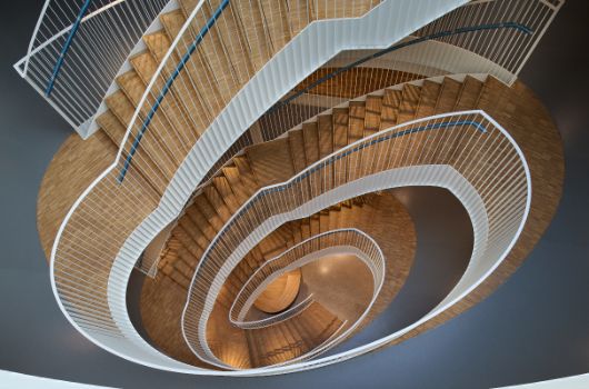 Haupttreppenhaus: Blick vom 3.Obergeschoss ins Erdgeschoss