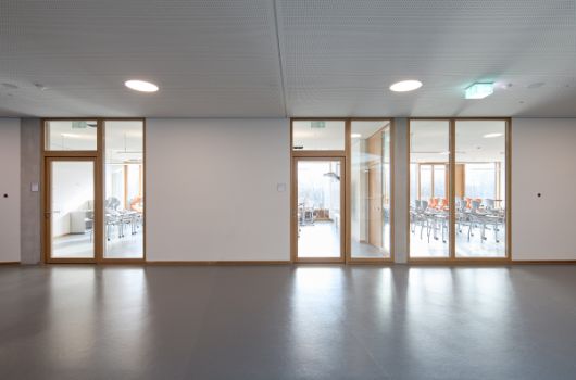 Blick vom zentralen Bereich eines Lernhauses in 2 Klassenräume