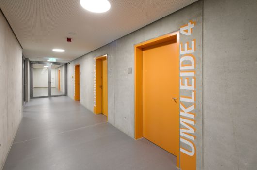 Flur zu den Umkleiden und Waschräumen