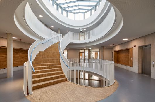 Haupterschließungstreppe mit noch provisorischem Handlauf