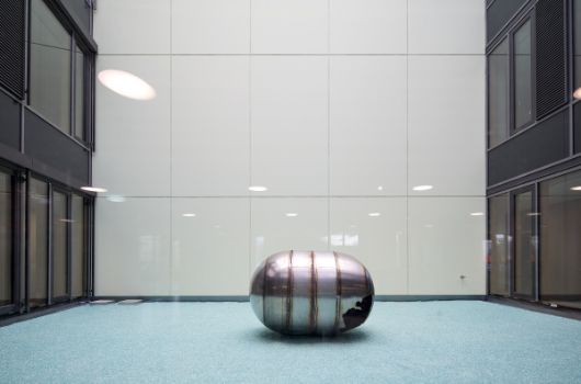 Kunstobjekt in einem der zwei Innenhöfe