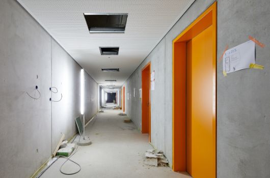 Gang im Untergeschoss der Sporthalle