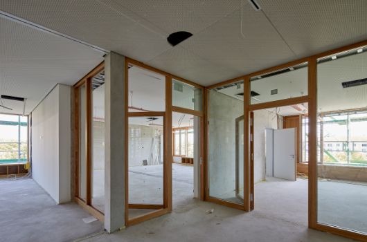 Blick in 2 Klassenräume und links in einen offenen Multifunktionsraum