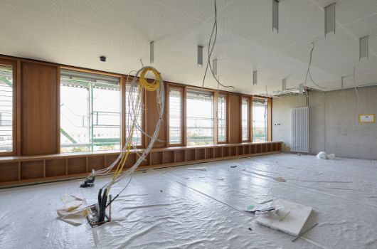 Fassadenkonzept Klassenzimmer: Fenster-Sitzbänke mit Schultaschenregalen