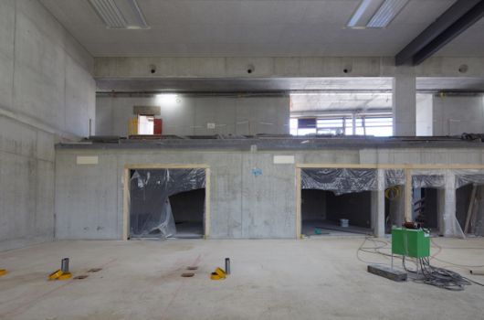 Geräteräume und Tribüne der Sporthalle