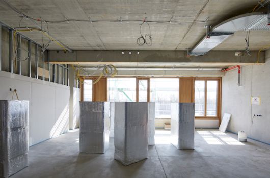 Klassenraum mit Fensterfront und Lüftungsflügel