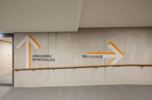 Signaletik im Untergeschoss der Sporthalle
