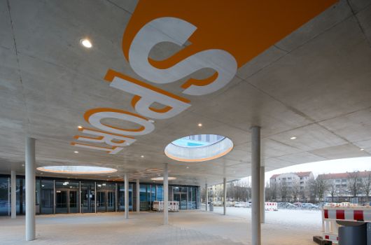 Verbindendes Vordach zwischen Schule und Sporthalle