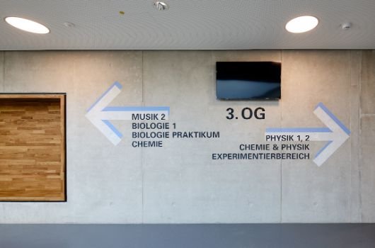 Wandgestaltung mit Sitznische und Signaltik