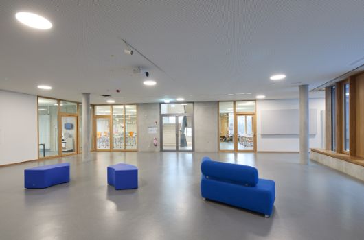 Zentrale Mitte eines Lernhauses mit mobilen Sitzgelegenheiten 