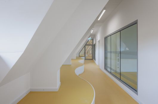 Zusätzliche Klassenzimmer im Dachgeschoss