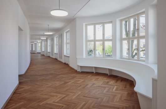 Sitzpodeste in den Fluren