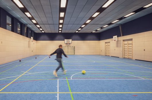 Die eingegrabenen Sporthallen ermöglichen den Unterricht unmittelbar an den Schulen