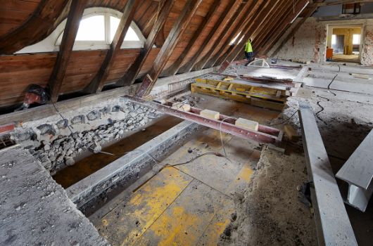Oskar-von-Miller-Gymnasium Decke im Dachgeschoss 