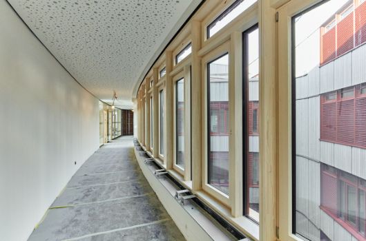 Flur mit Blick in den Innenhof