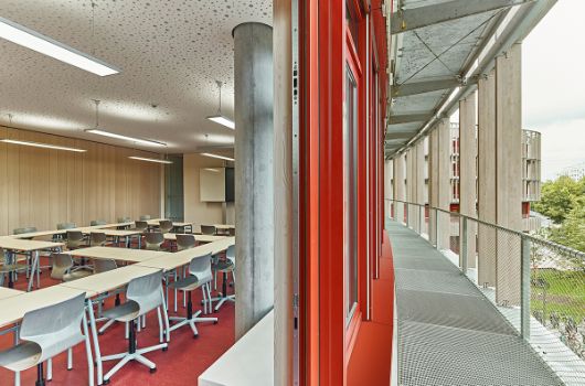 Klassenzimmer und Fluchttreppe