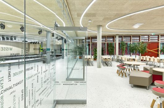 Mobile Trennwand zwischen der Aula und der Mensa