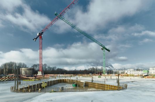 Arbeiten im Erdgeschoss mit Unterstützung der Krane 