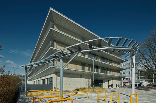 Haupteingang mit Kunst am Bau