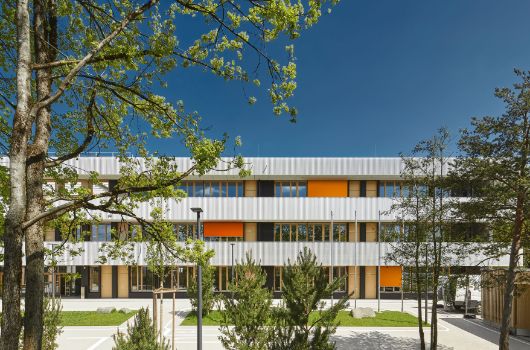 Außenansicht der fünfzügigen Grundschule