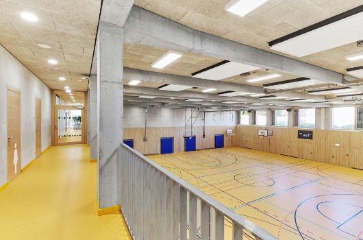 Blick auf die Sporthalle und den Flur