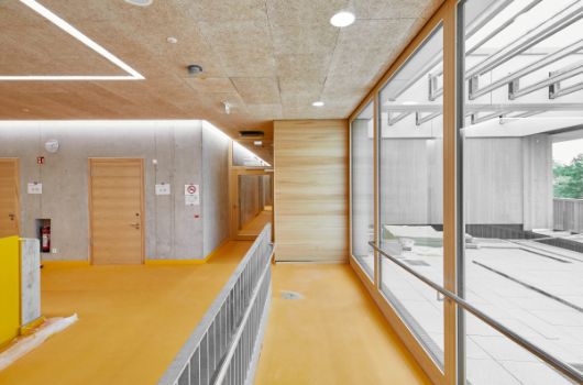 Zentrales Treppenhaus im 2.OG mit Zugangsrampe (behindertengerecht) zum Grünen Klassenzimmer