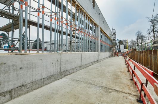 Westfassade Sporthalle