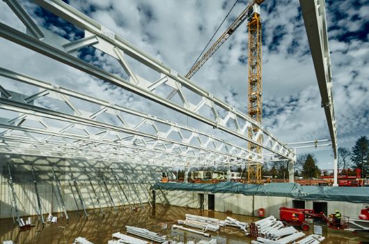 Blick in die Sporthalle in Richtung Umkleiden und Tribühne