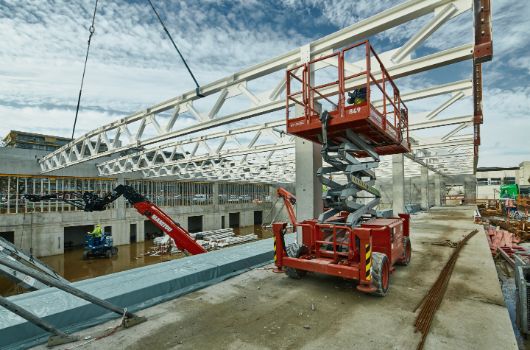 Einbau der Stahlträger mit Hebebühne