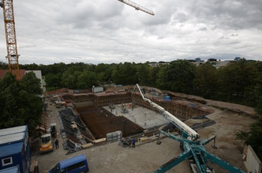 Die Bodenplatte im Keller wird betoniert.