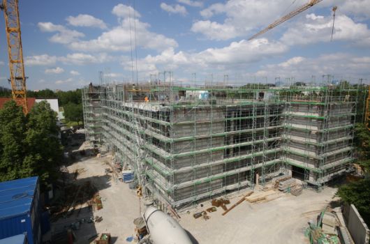 Das Gebäude wächst nun zügig in die Höhe. 