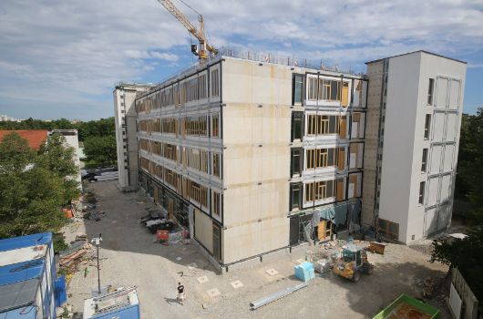 Die Treppenhäuser Nord und Süd sind verputzt und die Rankgerüste für die zukünftige Fassadenbegrünung montiert.