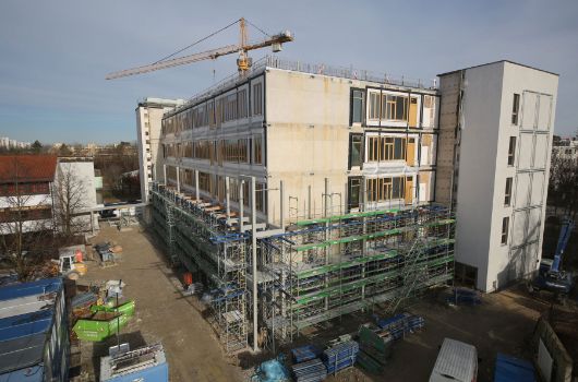 Die Errichtung der umlaufenden Balkone hat begonnen.