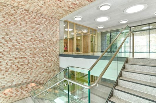 Haupttreppenhaus mit Sichtziegelverkleidung