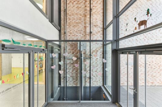 Haupteingangsbereich Windfang mit Personalaufzug