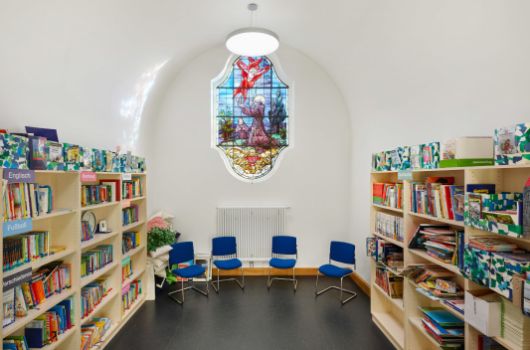 Bibliothek in historische Kapelle Haus 10b