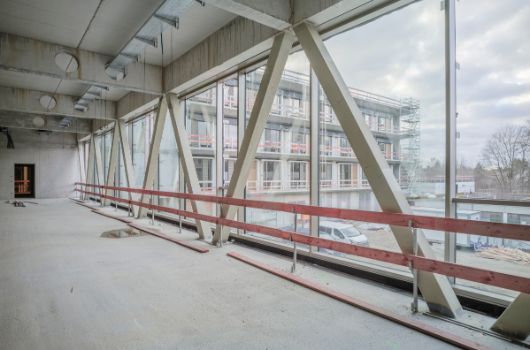 Blick von der Mensa in den Freibereich und auf die Mittelschule