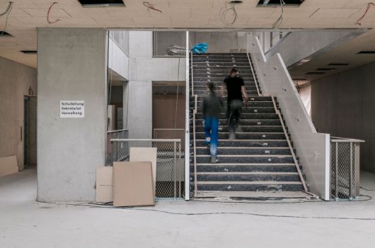 Haupttreppe Grundschule, noch mit Abdeckung