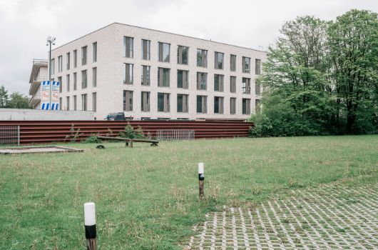 Blick vom Nachbargarten auf die Südostecke des Schulbaus